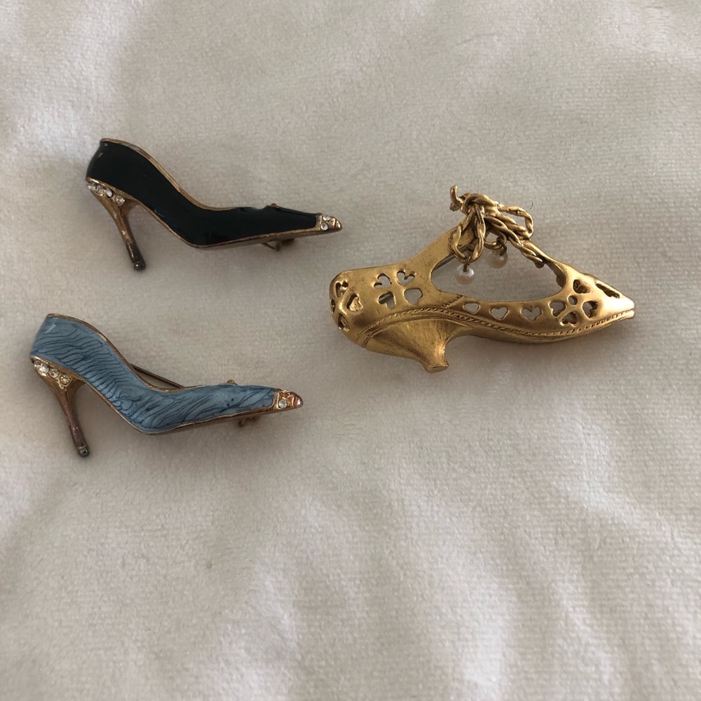 Adorable shoe pins